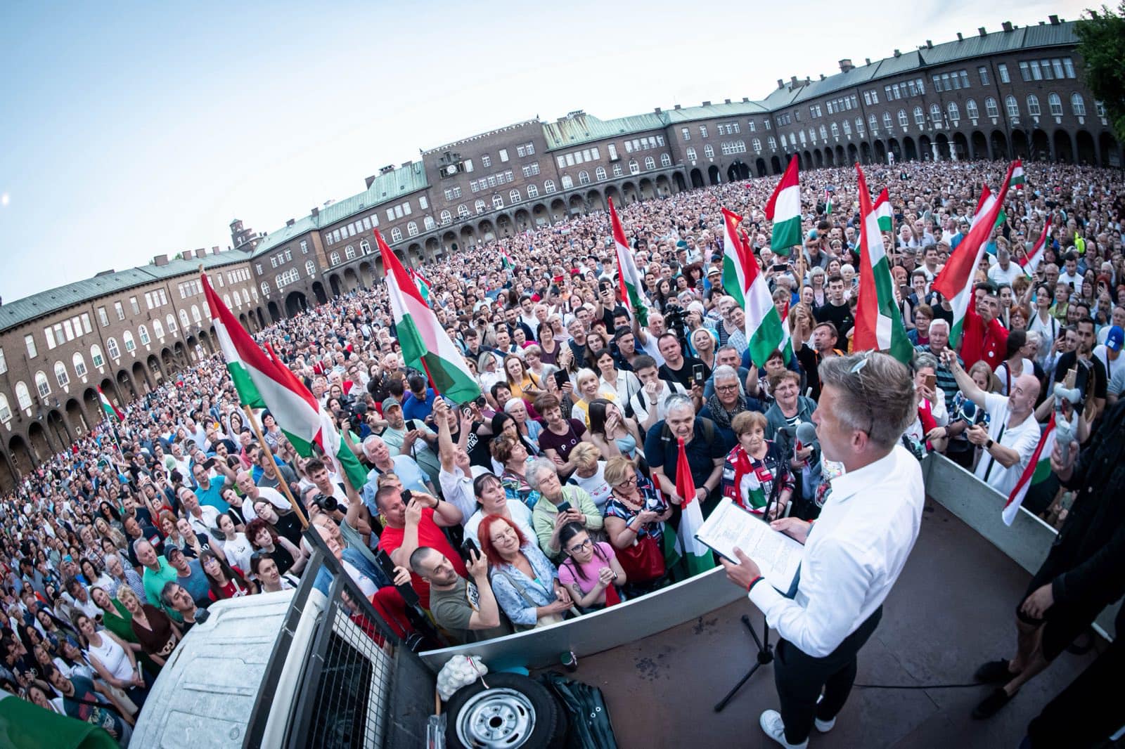 Így várták Szegeden Magyar Pétert