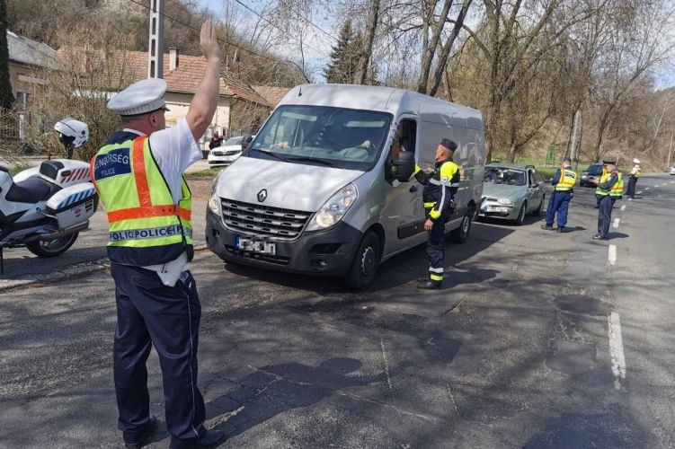 Rendőr ellenőriz Roadpol