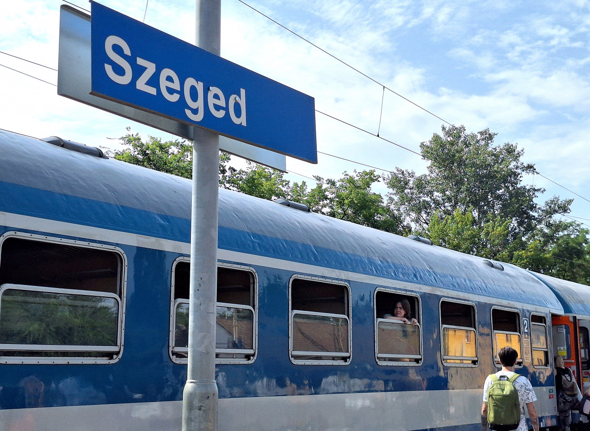 Szeged, nyár, hőségriadó, hőség, meleg, kánikula, július, Nagyállomás, MÁV, vonat, utazás, víz, vízosztás