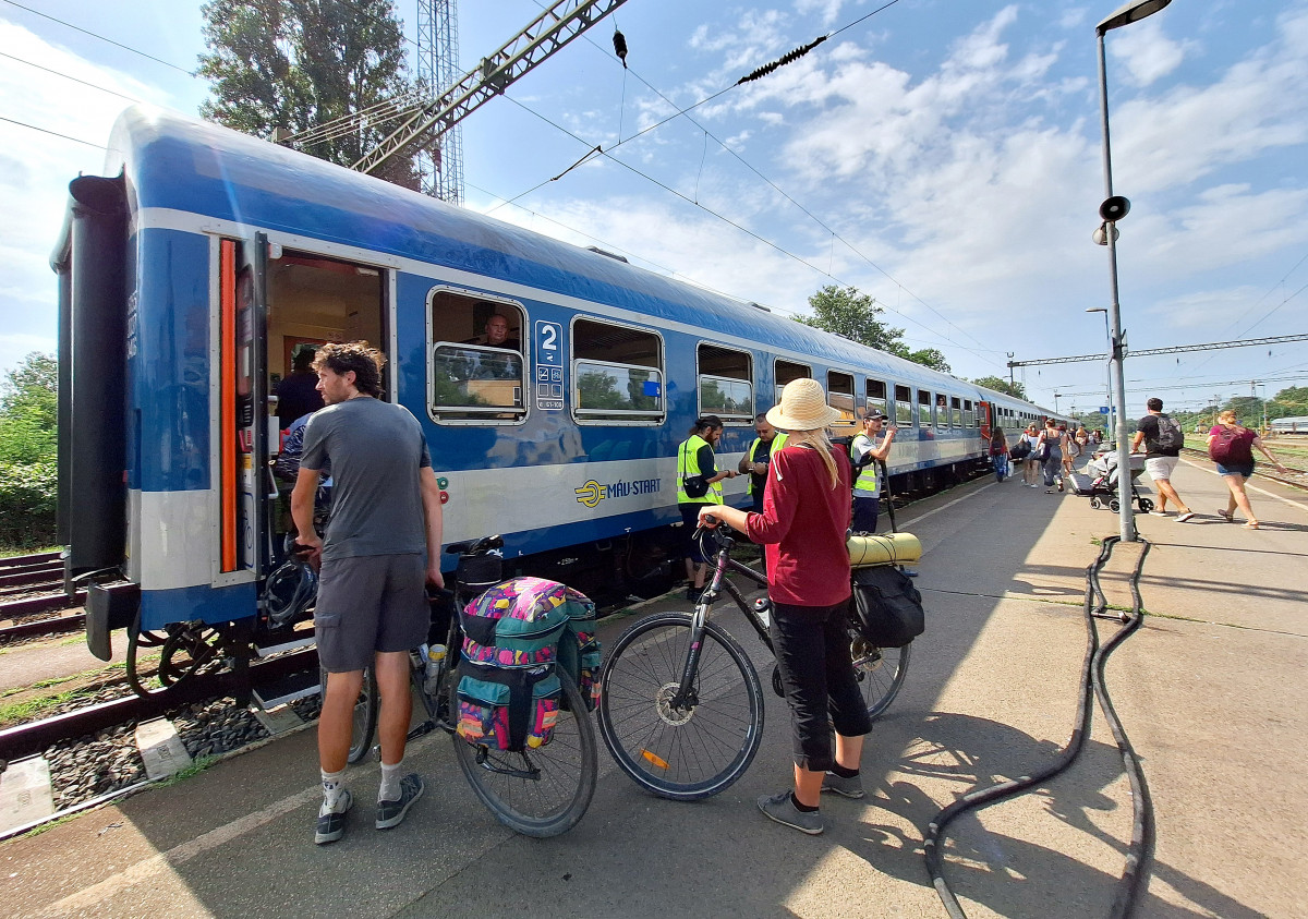 Szeged, nyár, hőségriadó, hőség, meleg, kánikula, július, Nagyállomás, MÁV, vonat, utazás, víz, vízosztás