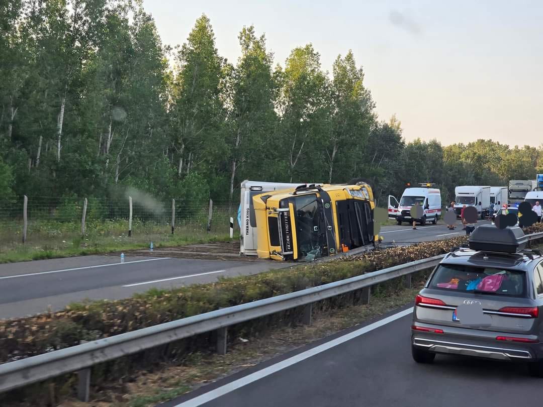 Baleset. M5. Autópálya. Kiskunfélegyháza. Kamion.